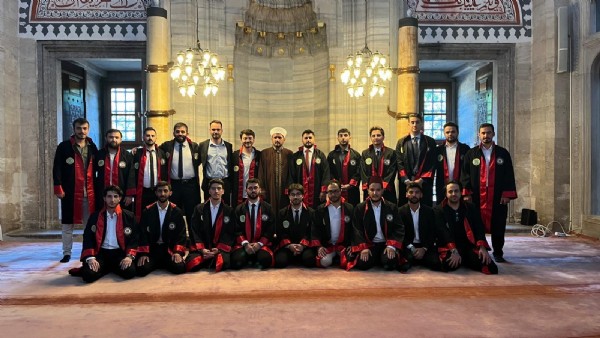 İstanbul Üniversitesi Hukuk Fakültesi öğrencileri mezuniyet törenlerini Şehzadebaşı Camii'nde gerçekleştirdi